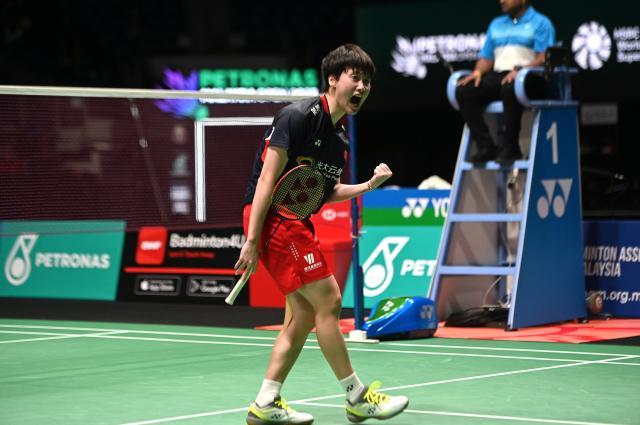 开云-陈雨菲赢下新老奥运冠军之争 国羽女单男双剩独苗